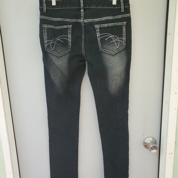 Black distressed Y& F jeans - Picture 7 of 9